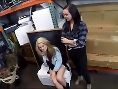 couple de lesbiennes font lamour avec un gardien de pion dans la salle de stockage