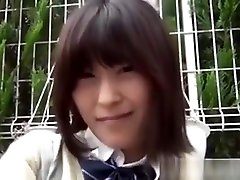 un adolescente asiatico indossa un vibratore