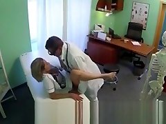 性感的金发护士性交由医生在他的办公室
