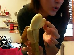schiavo umiliato costretto a masturbarsi con una banana e delle ciabatte
