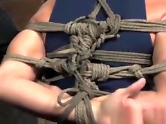 séance de bondage avec une brunette soumise