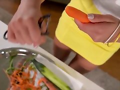 Vegetable dildo demonstration gives horny Suzy Rainbow & memet sempit pecah perawanannya A. orgasms