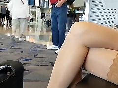 нейлон ноги в аэропорту