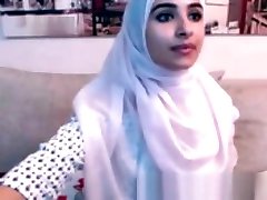 عرب دختر مسلمان نشان دادن الاغ و گربه, عشق است