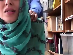 प्यादा की दुकान बाथरूम हिजाब-पहने हुए अरब किशोर के लिए परेशान
