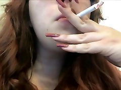chubby ado rousse ado aux ongles longs en train de fumer filtre blanc 100 cigarettes