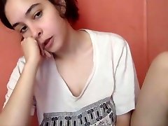 19-летняя грудастая девушка веб-камера с невинным лицом трогает ее большие натуральные сиськи
