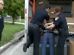 un grosso ladro di cazzi fatto per trapanare delle poliziotte pazze del sesso