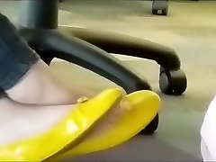 Hot hot amateur part ass in yellow flats in computer lab