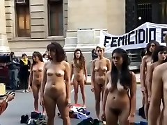 LAS CHICAS ARGENTINA SE DESNUDAN EN PUBLICO!!!