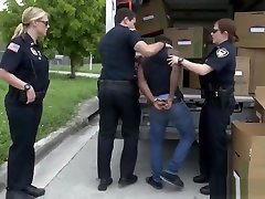 противные полицейские шлюхи арестовали черного парня и заставили его заняться жестким сексом