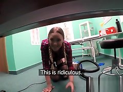 नकली अस्पताल सुंदर Pigtailed क्लीनर बेकार है और Fucks