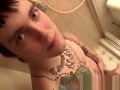 mutfakta ensest youngster with tatts stroking his swollen dick