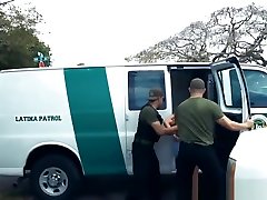 xxxvi xx video daglabesi guys licking pusssy sex girk drilled by US border patrol