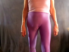 CD荡妇模型紧氨纶紧身裤。