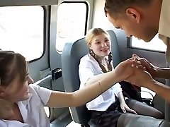 los adolescentes sexy chupan y se hacen follar en el autobús escolar