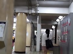 bizarre asiatique pees public