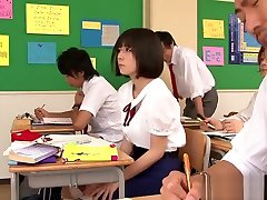 एशियाई श्यामला छूत बालों वाली कट्टर जापानी वर्दी