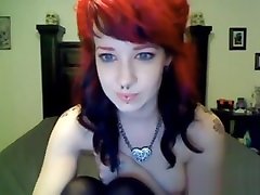 sexy camgirl con tatuaggi e piercing dildo la sua figa