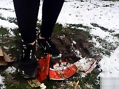 लड़की उसे नाइके नि: शुल्क जूते में कीचड़ पर बरफ आदमी कुचल
