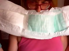 Diaper fetish coffè play - A wet and messy video