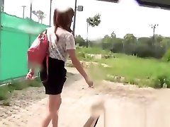 Asian anak sekolah dan pacar lift their skirts to pee on hidden camera