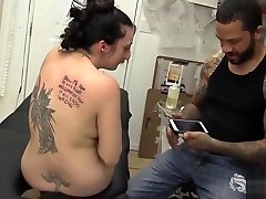 Yanks posmotret klassnyj triller Gets Inked While Fingering