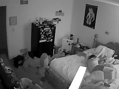 una bella coppia che scopa in camera da letto hacking cam