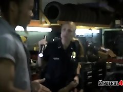 милф полицейские задерживают владельца магазина отбивных и заставляют его трахать их пезды