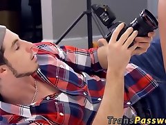 Tranny sex talgo fucks the nerdy camera guy during photo shoot