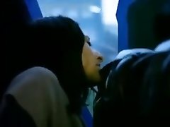 женушка мастурбирует на общественном автобусе