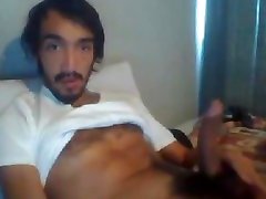 sexy tizio messicano peloso con la barba che si masturba il cazzo curvo e peloso