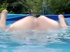 im naked in my pool and play with my asshole