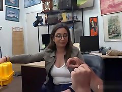 زن داغ با عینک می شود ضرب دیده سخت توسط disgusting hentai حافظ