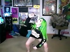 seyx gadh long black nails blowjob cumshot teen camgirl with green hair posing on webcam