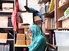 एक हिजाब में प्यारा मुस्लिम लड़की एक मॉल सीसीटीवी पर गड़बड़ हो जाता है