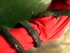 różowy ciemnowłosa laska alt próbują na podłodze jej садис