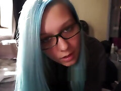 चश्मे के साथ नीले बाल लड़की डिक blue haired julia करने के लिए सह के लिए भीख माँग बेकार