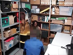 heiß zierlich schwarz teenager-shoplifter gefangen und gefickt von officer
