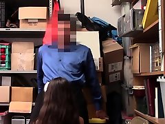 un agent de magasin lèche et baise un ado sexy après avoir été pris en flagrant délit de vol