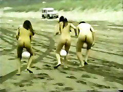 голые женщины гонки по пляжу с мячом между их
