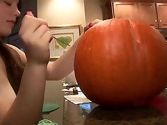 Hot chick carves a pumpkin in the nude