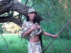 आश्चर्य स्तन के साथ यूरोपीय संघ के सैनिक लड़की जंगल में एक हो जाता है