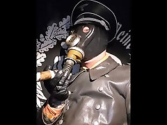 oficer cygarowy dym z maską przeciwgazową w skórzanych umundurowania rękawiczkach