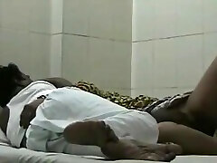 индийская мама трахаются на докторе в больнице плохо