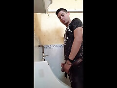 peeing in a soduru yauwanaya bathroom...