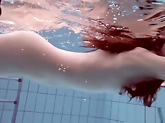 cheh sexy pelirroja nadando desnuda