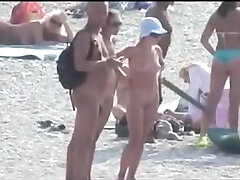 裸体的海滩-弯腰的青少年