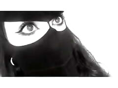 Jeune femme arabe en yesa boy avec des yeux sexy 2