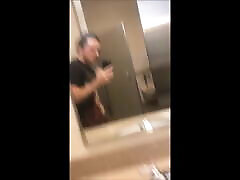 सार्वजनिक बाथरूम nasty ugly पकड़ा मरोड़ते